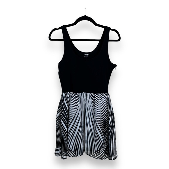 MEDIUM BUFFALO DAVID BITTON DRESS BLACK WHITE FLOWY STRIPED SLEEVELESS - Picture 1 of 9